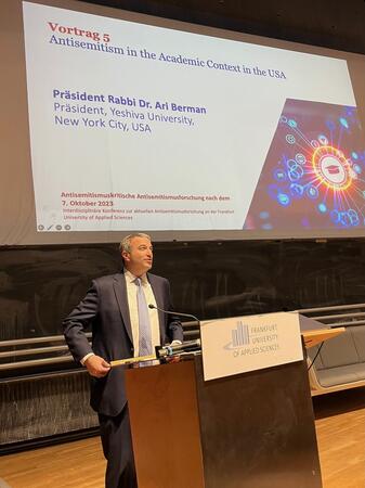 El rabino Berman pronuncia el discurso inaugural en una conferencia internacional contra el antisemitismo, organizada por la Universidad de Ciencias Aplicadas de Fráncfort